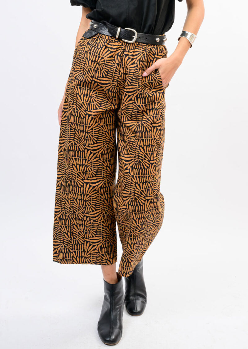Ivy Jane Barrel Pants Black styled