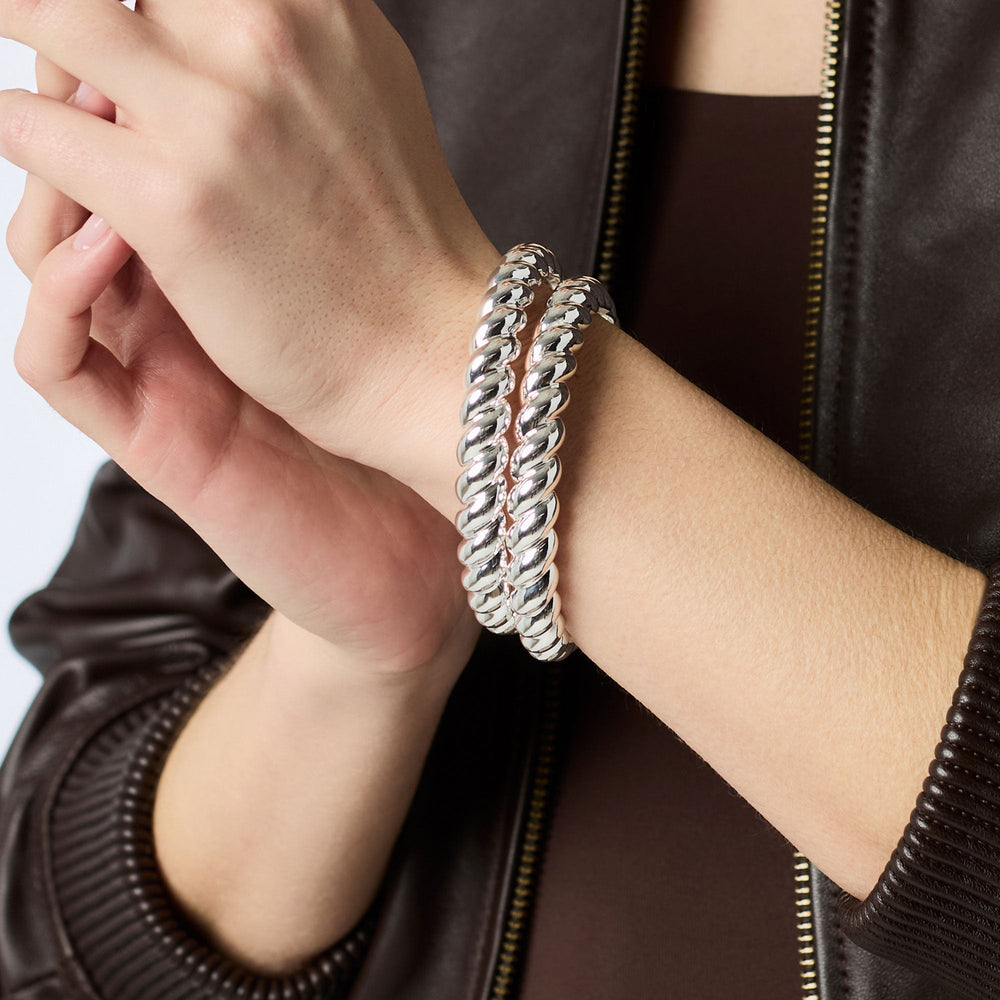 Model wearing the Julie Vos Ravello silver twisted rope bangle styled on the wrist.