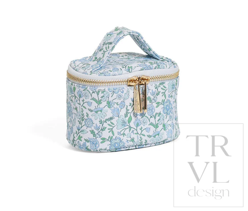 Close-up of the top handle and gold metal zipper on the TRVL Design Hamptons Floral jewel case.