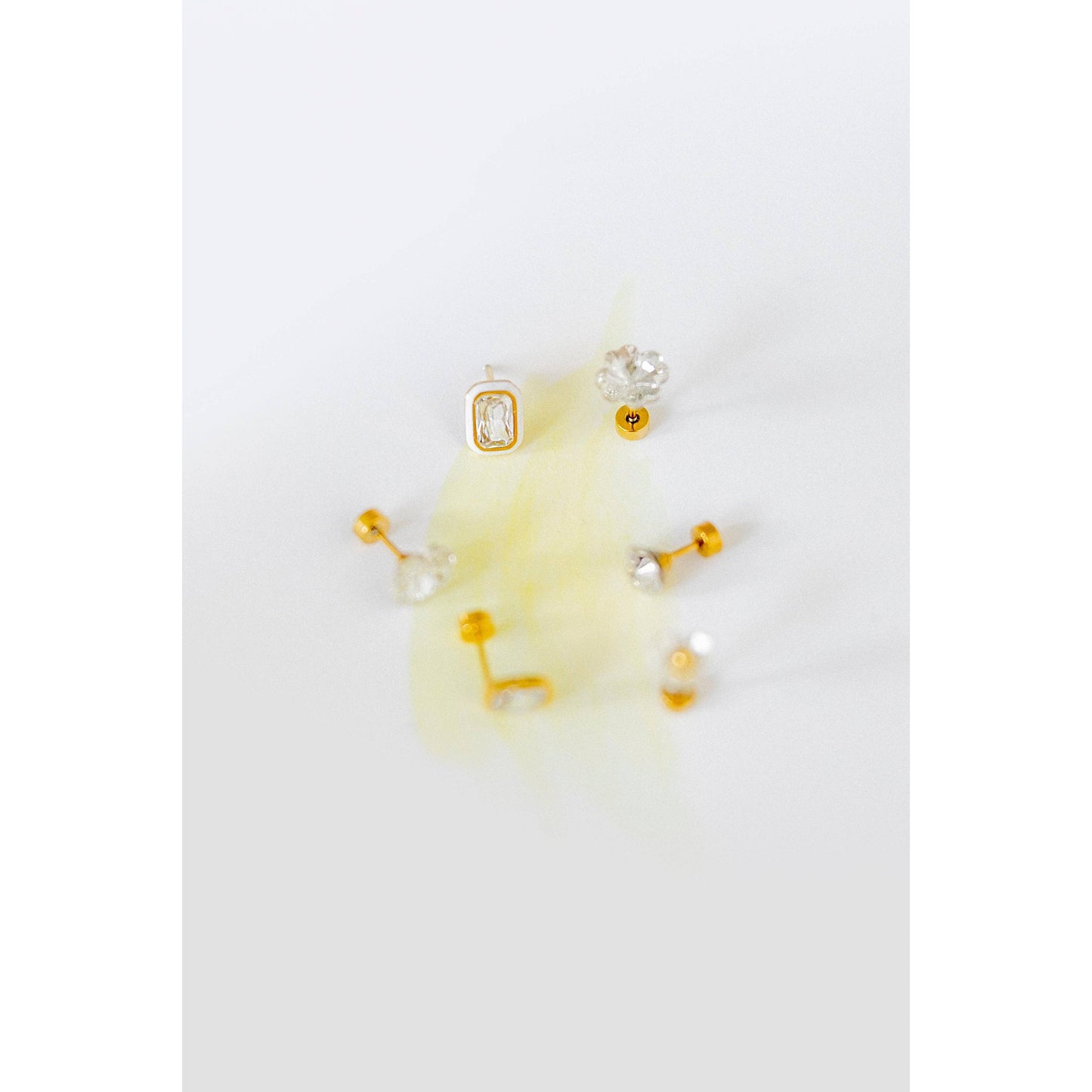 Screwback Stud Earrings Lux - Zuri Clear
