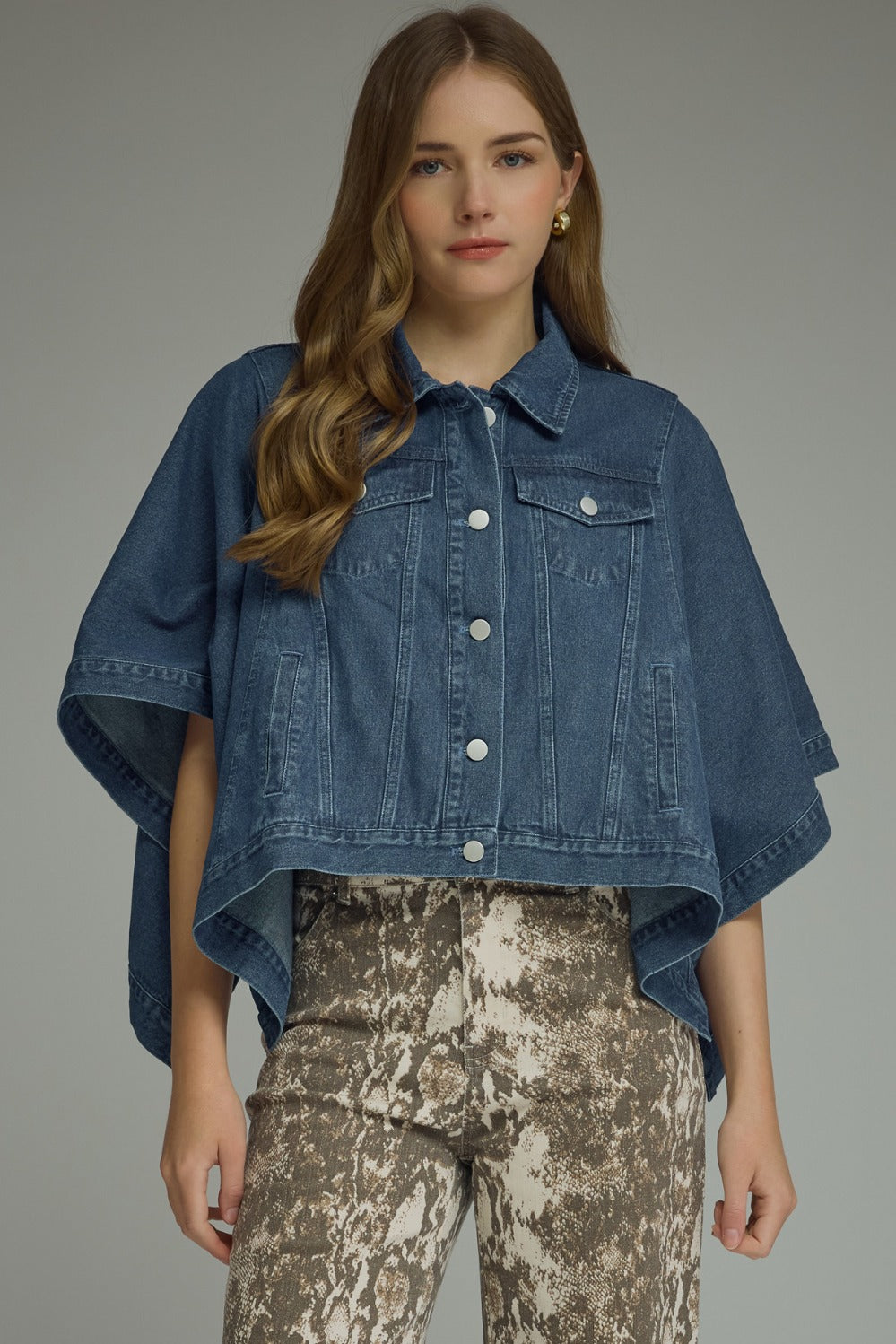 Model wearing the Entro Scout Jacket in Ecru